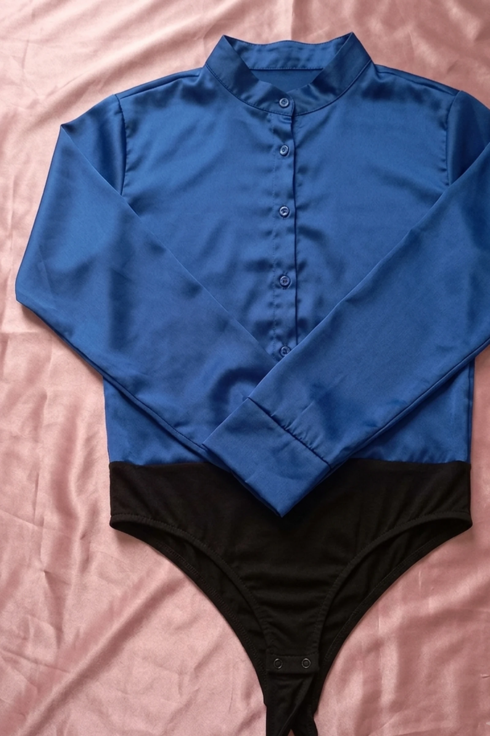 Body camisa de cetim azul royal com fechamento inferior